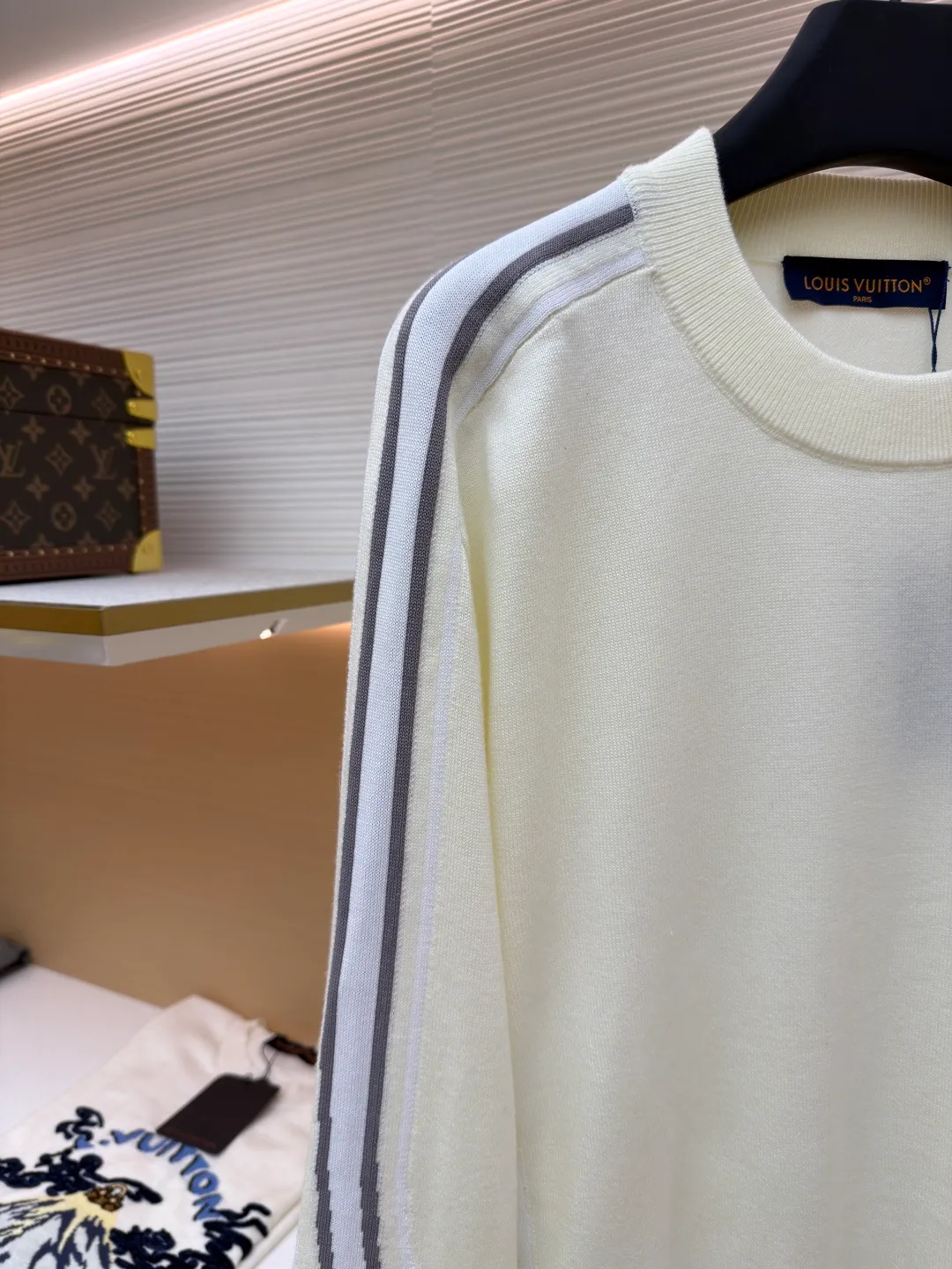 LOUIS VUITTON SKI ski series letter arm floral sweater ●Original version: purchased and developed by 14372 ●Item number: 1681678-A95 ●Fabric: wool blended fabric ●Technology: jacquard knitting ●Color: off-white ●Version: fitted version ●Weight: about 540 grams ●Size: S-M-L-XL ●Description: This knitted sweater is made of high-count combed wool and cashmere blended fabric. It has undergone multiple worsts spinning processes to ensure that the fiber is soft and not easy to pill. The ready-made garments use computerized flat knitting jacquard technology to precisely weave the brand's iconic Monogram pattern and geometric line patterns on both sides of the sleeves, creating clear layers and a strong three-dimensional effect. The LV embroidery on the chest uses precision flat embroidery technology, and the stitching is even and delicate, integrating with the body. The collar, cuffs and hem are all ribbed and have moderate elasticity, which not only ensures wearing comfort but also effectively prevents deformation. The overall tailoring follows ergonomics, and the fit is loose yet stiff. After multiple fitting adjustments, it ensures free movement. The dyeing process uses environmentally friendly reactive dyes, which have soft colors and are not easy to fade. At the same time, strict washing and color fixing treatments make the clothes feel smoother. From yarn selection to garment completion, every step undergoes strict quality inspection to ensure high quality and durability. The overall wiring is straight and delicate, the fabric is comfortable and soft, and the color is consistent without color difference. It can be matched with the same style to create a fashionable look and control various occasions. Customized accessories, complete with three standards, same style for men and women!
